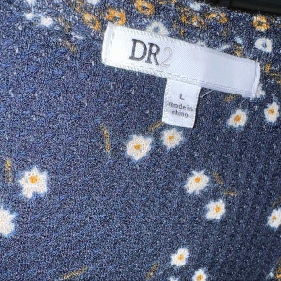 DR2 Navy Floral Long Sleeve Top w/ Thumb Holes Size L NWOT - Picture 3 of 6